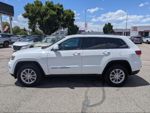 Bright White Clearcoat 2021 Jeep Grand Cherokee Laredo