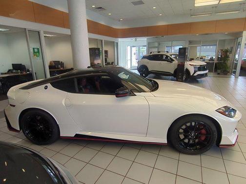Pearl White Tricoat/Super Black 2026 Nissan Z NISMO