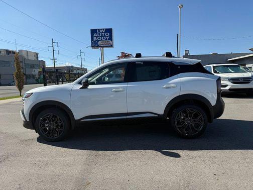 Aspen White Tricoat 2026 Nissan Kicks SR