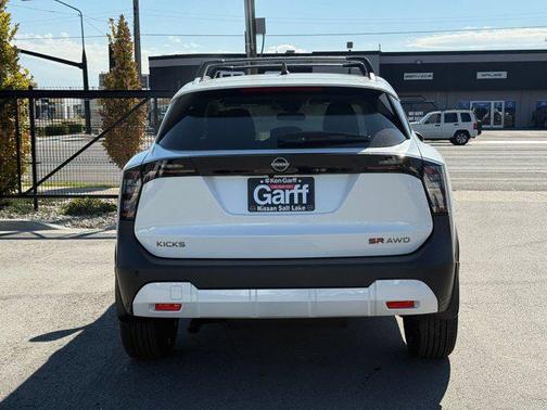 Aspen White Tricoat 2026 Nissan Kicks SR