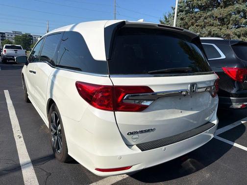 Diamond White Pearl 2018 Honda Odyssey Elite