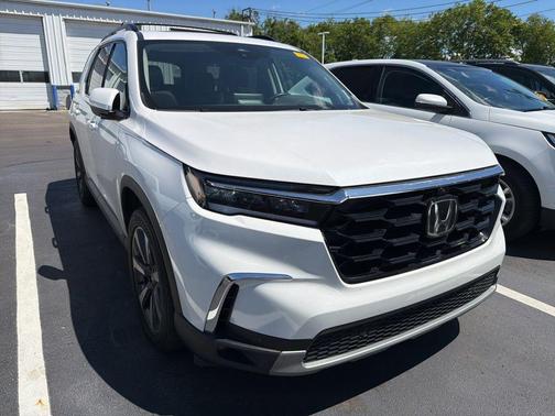 White 2023 Honda Pilot Elite