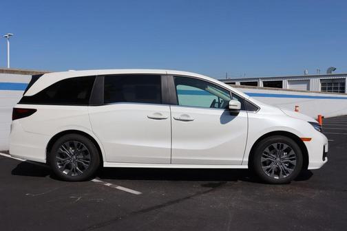 Platinum White Pearl 2026 Honda Odyssey Touring