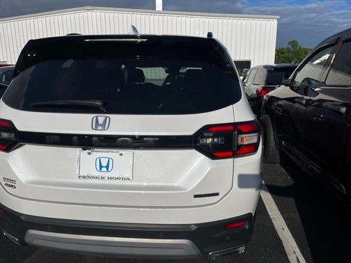 Platinum White 2024 Honda Pilot Touring