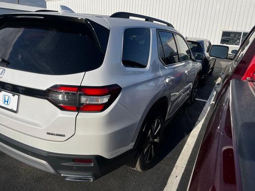 Platinum White 2024 Honda Pilot Touring