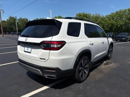 Platinum White 2024 Honda Pilot Touring