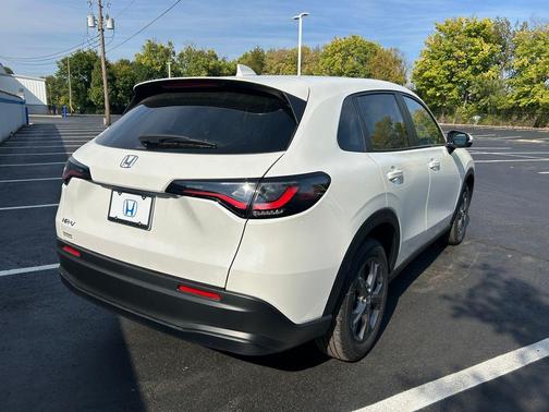 Platinum White Pearl 2027 Honda HR-V LX