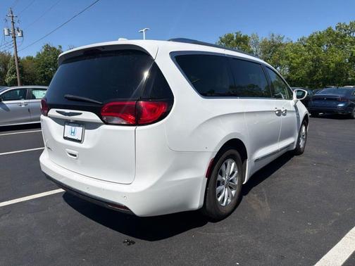 Bright White Clearcoat 2018 Chrysler Pacifica Touring-L Plus