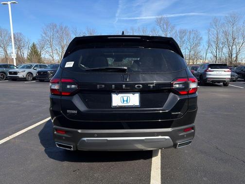Crystal Black Pearl 2026 Honda Pilot Touring
