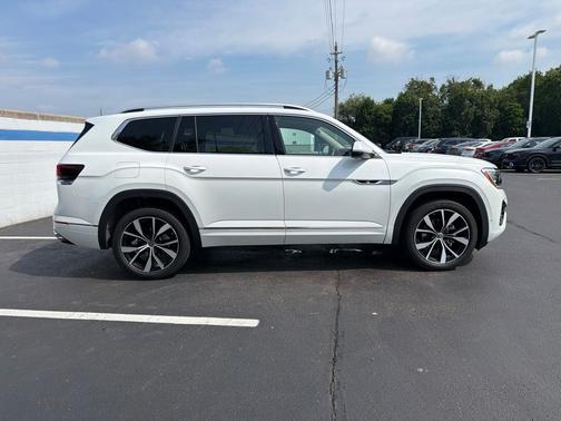 Opal White Pearl Effect 2024 Volkswagen Atlas 2.0T SEL Premium R-Line