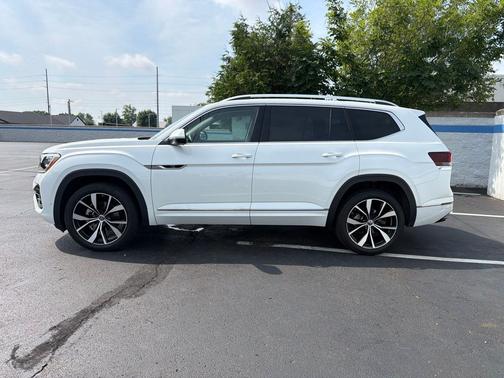 Opal White Pearl Effect 2024 Volkswagen Atlas 2.0T SEL Premium R-Line