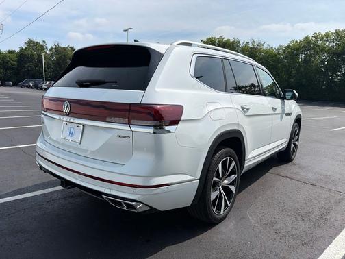 Opal White Pearl Effect 2024 Volkswagen Atlas 2.0T SEL Premium R-Line