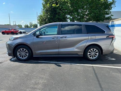 2021 Toyota Sienna LE