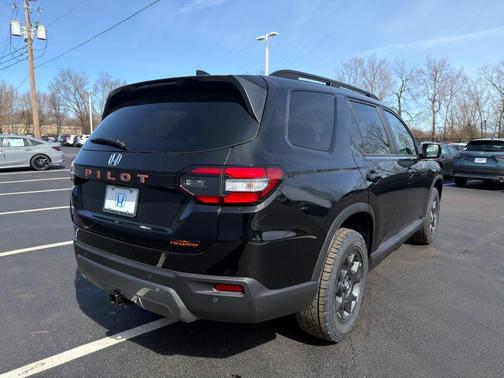 Crystal Black Pearl 2026 Honda Pilot TrailSport