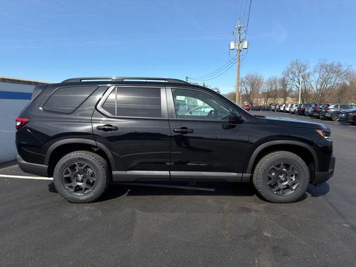 Crystal Black Pearl 2026 Honda Pilot TrailSport