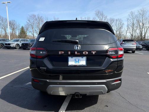 Crystal Black Pearl 2026 Honda Pilot TrailSport