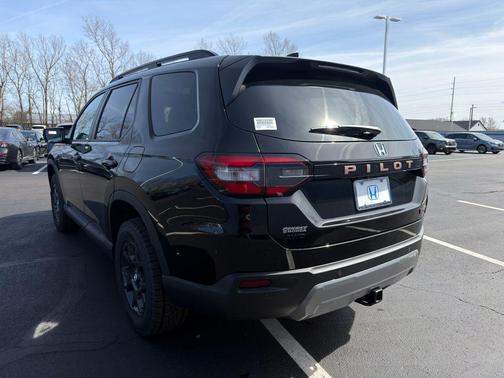Crystal Black Pearl 2026 Honda Pilot TrailSport