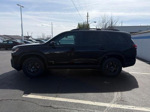 Crystal Black Pearl 2026 Honda Pilot TrailSport