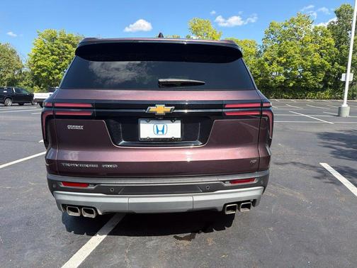 Stardust Silver 2024 Chevrolet Traverse LT