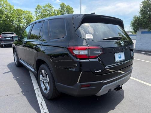 Crystal Black Pearl 2023 Honda Pilot EX-L 8-Passenger