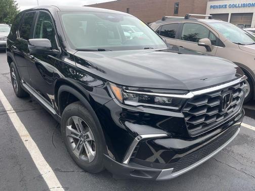 Crystal Black Pearl 2023 Honda Pilot EX-L 8-Passenger
