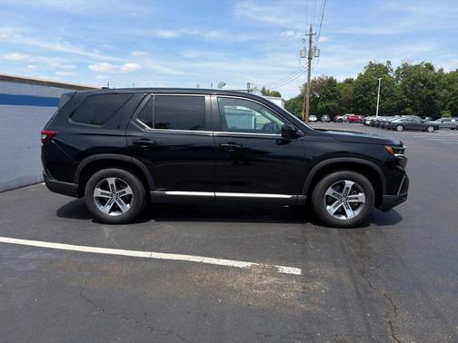 Crystal Black Pearl 2023 Honda Pilot EX-L 8-Passenger