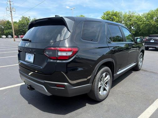 Crystal Black Pearl 2023 Honda Pilot EX-L 8-Passenger