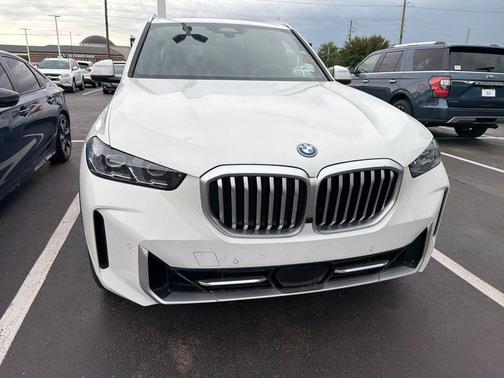 Alpine White 2025 BMW X5 PHEV xDrive50e