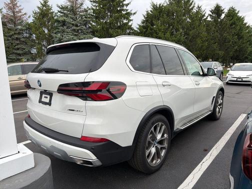 Alpine White 2025 BMW X5 PHEV xDrive50e