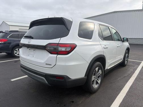 White 2023 Honda Pilot EX-L 7-Passenger