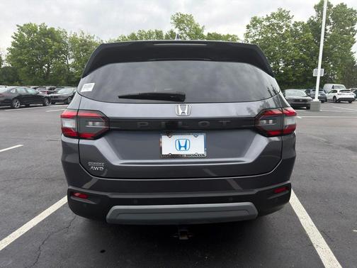 Modern Steel Metallic 2025 Honda Pilot EX-L