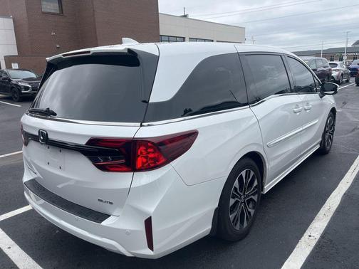 White 2025 Honda Odyssey Elite