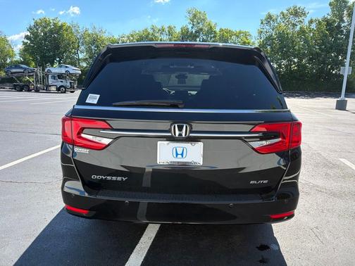 Crystal Black Pearl 2024 Honda Odyssey Elite