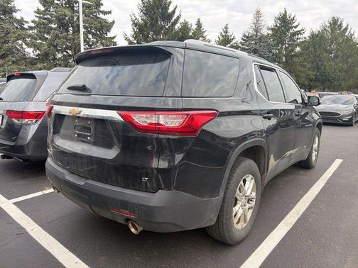 Mosaic Black Metallic 2018 Chevrolet Traverse LT Cloth