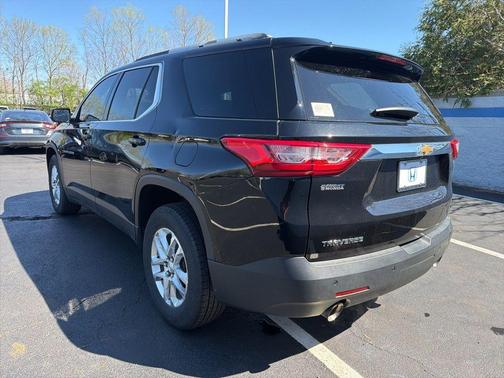 Black Metallic 2018 Chevrolet Traverse LT Cloth
