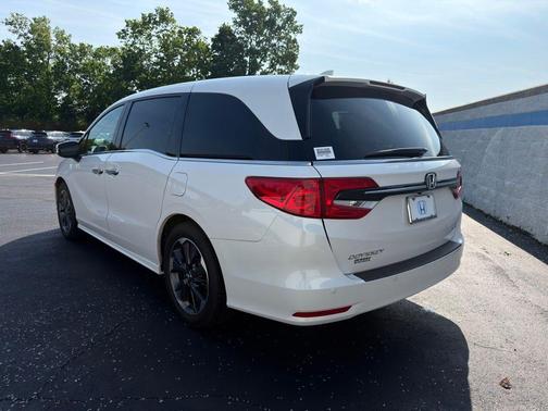 White 2024 Honda Odyssey Elite