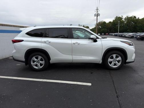 Pearl 2023 Toyota Highlander L