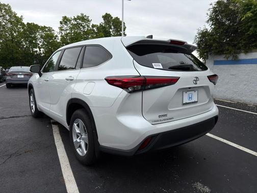 Pearl 2023 Toyota Highlander L