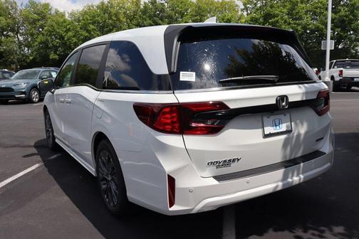 Platinum White Pearl 2027 Honda Odyssey Touring