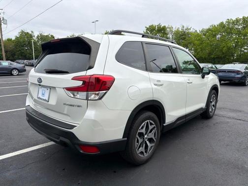 Crystal White Pearl 2019 Subaru Forester Premium