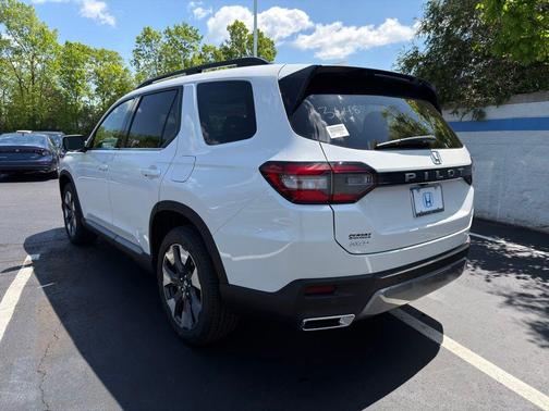 Platinum White Pearl 2026 Honda Pilot Elite