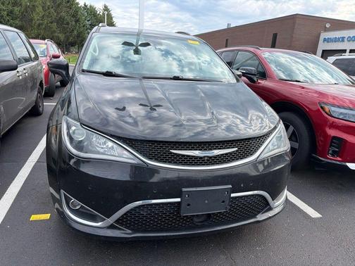 Brilliant Black Crystal Pearlcoat 2018 Chrysler Pacifica Touring-L