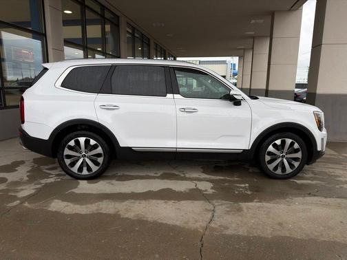White Pearl 2022 Kia Telluride S