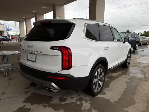 White Pearl 2022 Kia Telluride S