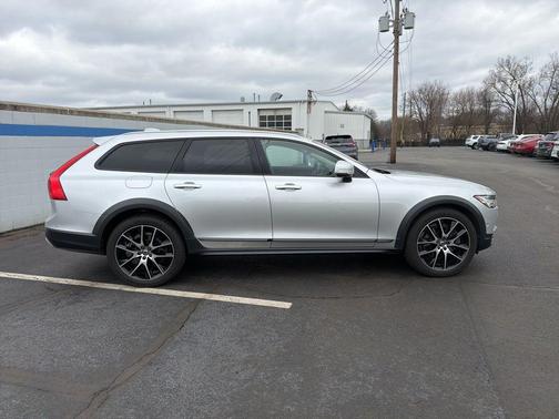 2018 Volvo V90 Cross Country T6
