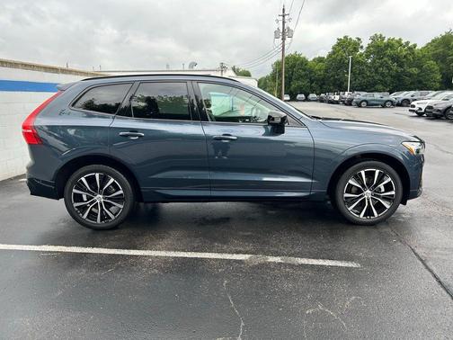 2024 Volvo XC60 B5 Plus Dark Theme