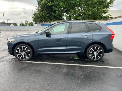 2024 Volvo XC60 B5 Plus Dark Theme