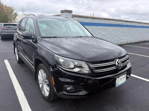 Deep Black Pearl Effect 2016 Volkswagen Tiguan SE