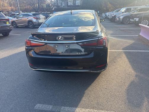 2023 Lexus ES 300h Base