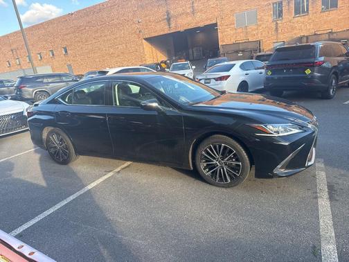 2023 Lexus ES 300h Base